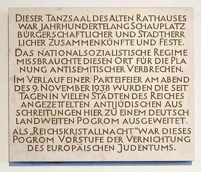 'Altes Rathaus München', Gedenktafel mit Hinweis auf die Planung der Reichspogramnacht vor dem Eingang des ehemaligen Tanzsaal des alten Münchner Rathauses., 2113, Mummelgrummel