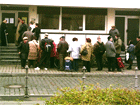Menschenschlange um 9.00 Uhr morgens vor dem Gemeindebüro