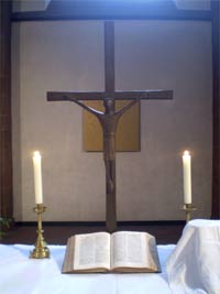Kreuz und Kerzen auf dem Altar der Dreikönigskirche