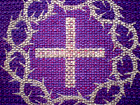 Violetter Parament am Altar im Kirchsaal des Gemeindehauses Süd