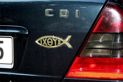 'Ichthys-Zeichen an einem Mercedes-Pkw', 2009, Oliver Wolters