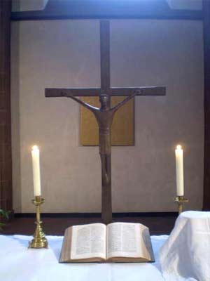 Kreuz und Kerzen auf dem Altar der Dreikönigskirche, PSch
