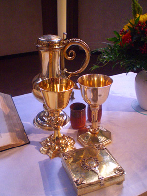 Altar: für den Gottesdienst geschmückt