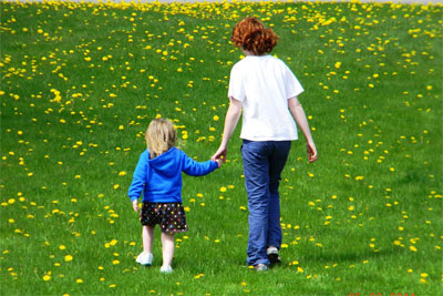 'Two sisters walking through a lawn sprinkled with dandelions', 2011, US Nessie. Creative-Commons-Lizenz „Namensnennung – Weitergabe unter gleichen Bedingungen 3.0 nicht portiert“