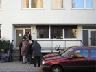 Menschen warten auf die Öffnung des Gemeindebüros in der Oppenheimer Straße 5